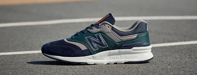 New Balance 997 sneakers in blauw,  grijs en groen op asfalt