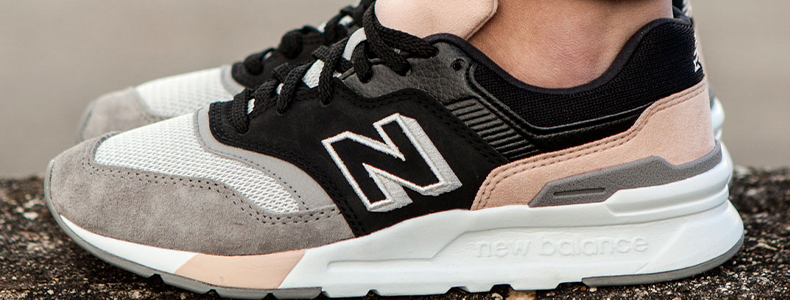 New Balance 997 sneakers in het grijs, zwart en roze 